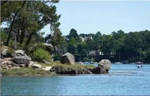  ??  ?? Les pierres ont depuis toujours intrigué les hommes qui, dans la région, en ont fait des tumulus, des dolmens ou des allées couvertes. De nombreux vestiges sont encore visibles.