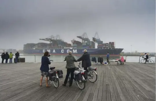  ?? Michel Vanneuvill­e ?? Een schip van de rederij CMA CGM wordt volgeladen in de haven van Zeebrugge.