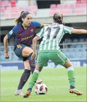  ?? FOTO: M. MONTILLA ?? La capitana Vicky Losada se impuso en la medular para controlar el juego