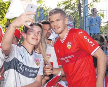  ?? FOTO: IMAGO ?? Die trainingsf­reie Zeit hat für Simon Terodde und Kollegen jetzt ein Ende, die Fans freut es sichtlich.