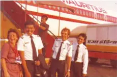  ??  ?? L’équipage à bord du premier vol Maurice – Bombay