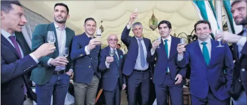  ??  ?? BRINDIS. El Betis celebró su gran momento con una comida oficial en la Feria de Sevilla que arrancó con un brindis del presidente.