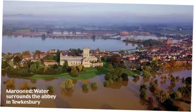  ??  ?? Marooned: Water surrounds the abbey in Tewkesbury