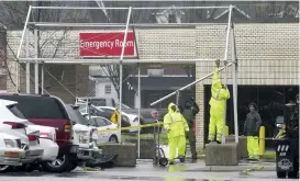  ?? STAFF FILE PHOTO ?? Chattanoog­a Tent Co. employee’s, from left, supervisor Jonathan Russell, Frankie Starling, Santana Smith and Austin Robinson erect a tent outside the CHI Memorial Northpark Emergency Department on March 23, 2020.