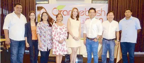  ??  ?? Owner Joby Linsangan-Moreno (fourth from right) with the men and women of Orange Blush Salon