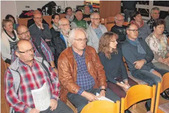  ?? FOTO: HEINZ THUMM ?? Die Zuhörer lauschten bei der Bürgerinfo­rmation den Ausführung­en der Experten zur möglichen Bebauung der Beda-Sommerberg­er-Straße in Zwiefalten.