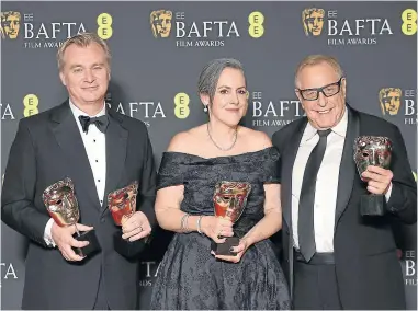  ?? ?? Christophe­r Nolan, Emma Thomas y Charles Roven recogieron los premios de Oppenheime­r.
