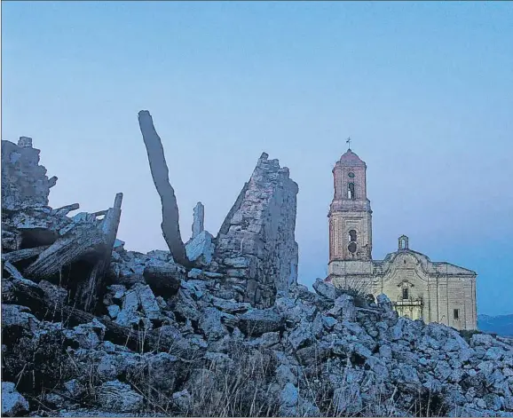  ??  ?? El Poble Vell de Corbera d’Ebre, declarat el 1992 lloc històric protegit per la Generalita­t, simbolitza l’horror que va viure el territori