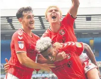  ??  ?? YOU BEAUT Lyle Taylor is happy to give George Lapslie a lift