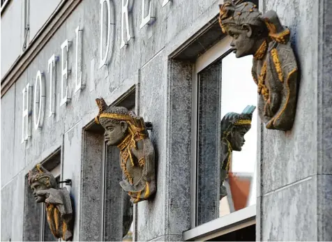  ?? Foto: Silvio Wyszengrad ?? Soll das Augsburger Hotel Drei Mohren seinen Namen ändern? Das fordert die Jugendgrup­pe von Amnesty. Unser Autor geht das Thema historisch an. Was steckt eigentlich hinter der Geschichte der Drei Mohren?