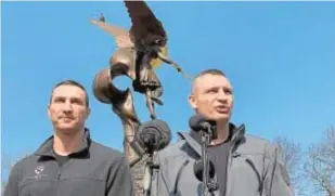  ?? // REUTERS ?? El alcalde de Kiev, Vitali Klitschko (derecha), con su hermano