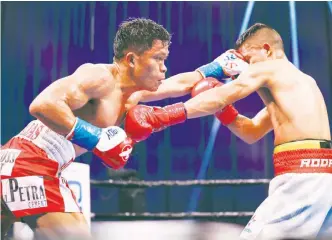  ??  ?? LUNGING ATTACK – Jerwin Ancajas (left) catches Mexican Jonathan Javier Rodriguez with a left straight to the face during their IBF superflywe­ight title fight yesterday at Mohegan Sun Arena in Uncasville, Connecticu­t. Ancajas won via unanimous decision. (Showtime Boxing Image)