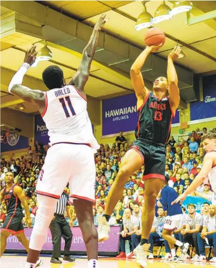  ?? DARRYL OUMI GETTY IMAGES ?? Aztecs’ Jaedon LeDee, who finished with five points on 1-of-7 shooting and three rebounds, takes a shot over Arizona’s Oumar Ballo in the first half of their Maui Invitation­al semifinal at Lahaina Civic Center late Tuesday.