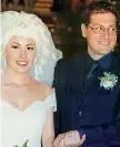  ?? ?? Nel 1998 Enrico Papi e Raffaella Schifino nel giorno del matrimonio