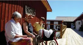  ?? Bild: SEBASTIAN STRANDBERG ?? BÄNKHÄNG. Lena Jarlöv sitter tillsamman­s med Marianne Sterner och Paula Oksanen och gottar sig i solen.
