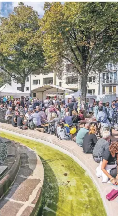  ?? RP-FOTO: HANS-JÜRGEN BAUER . ?? Bei schönem Wetter am Brunnenran­d sitzen, das wünschen sich die Besucher auch für dieses Jahr.