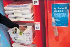  ?? Foto: Fredrik Sandberg/tt ?? I butiken kostar en plastkasse kostar numera 6,25 kronor.