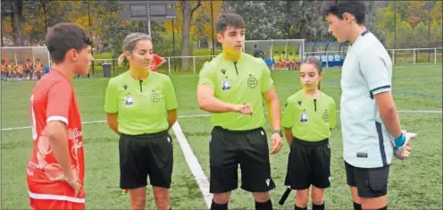  ?? ?? Fabio Crespo Gámez realiza el sorteo de campo custodiado por su madre, Adriana, y su hermana, Luján.