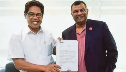  ?? PIC BY HAFZI MOHAMED ?? AirAsia X Group co-chief executive officer Tan Sri Tony Fernandes (right) and Negri Sembilan state Investment, Industrial­isation, Entreprene­urship, Education and Human Capital committee chairman Dr Mohamad Rafie Abd Malek with the Airbus letter...