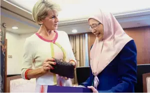  ??  ?? Diplomatic
gesture: Dr Wan Azizah presenting a gift to Bishop in Kuala Lumpur, Malaysia.