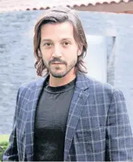  ??  ?? Diego Luna pidió entregar el Mayahuel de Plata a Ofelia Medina.