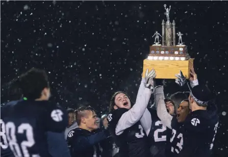  ?? JULIE JOCSAK THE ST. CATHARINES STANDARD ?? The St. Paul Patriots celebrate their win over the A.N. Myer Marauders in the Niagara Bowl senior high school football championsh­ip Thursday.