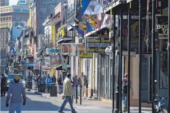  ?? FOTO: DPA ?? Die Bourbon Street ist – wie das ganze French Quarter – ständig voller Touristen.