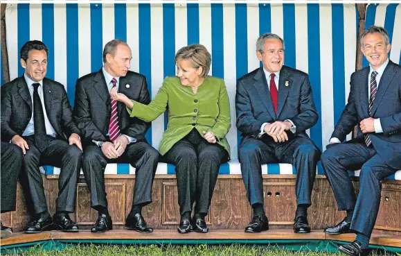  ?? ?? Da war – nach außen – noch alles gut: Beim G20-Gipfel in Heiligenda­mm 2007 wurde Putin von Sarkozy, Merkel, Bush und Blair mehr als höflich empfangen