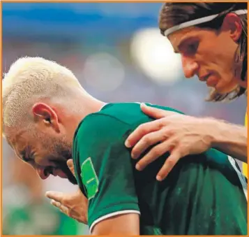  ??  ?? Miguel Layún siendo consolado por Filipe Luis, defensa de Brasil