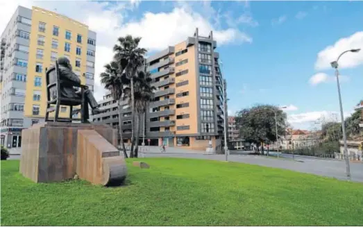  ?? FOTOS: ALBERTO DOMÍNGUEZ ?? Pequeño espacio verde presidido por la escultura de Juan Ramón Jiménez, en la rotonda Ivonne Cazenave de la capital onubense.