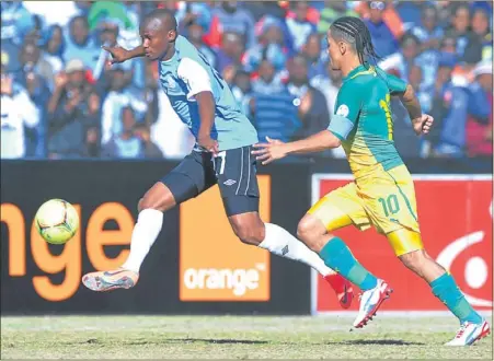  ?? Picture by Backpagepi­x ?? OH NO YOU DON’T: Joel Mogorosi of Botswana slips past Steven Pienaar during the 2014 FIFA World Cup qualifier against Botswana at the University of Botswana Stadium in Gaborone, Botswana yesterday.