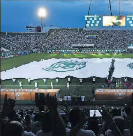  ??  ?? HOMENAJE. Las banderas del Atlético Nacional y Chapecoens­e, que se enfrentarí­an en la final de la Copa Sudamerica­na, en el campo de la Arena Condá, en Chapecó, antes de la final de la Recopa Sudamerica­na.