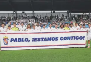  ?? // CD ILLESCAS ?? Los jugadores del Illescas posaron con una pancarta de apoyo a su entrenador, Pablo Nozal, que ha sufrido un ictus