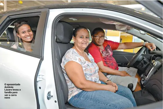  ??  ?? O aposentado Antônio Lázaro levou a família para ver o carro novo