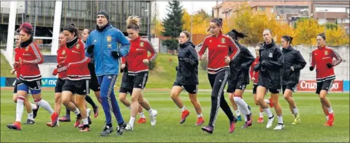  ??  ?? CONCENTRAD­AS. La Selección quiere dar buena imagen en el amistoso de esta noche contra la siempre complicada Francia.