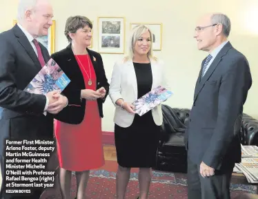  ?? KELVIN BOYES ?? Former First Minister Arlene Foster, deputy Martin McGuinness and former Health Minister Michelle O’Neill with Professor Rafael Bengoa (right) at Stormont last year