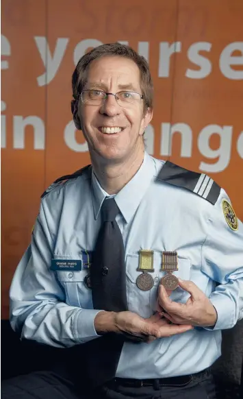  ?? Pictures: CORMAC HANRAHAN ?? HONOURED: Graeme Phipps has given 25 years of service with the SES