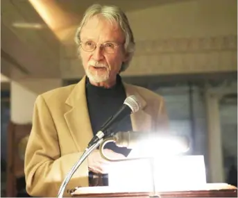  ?? THOMAS FRISBIE/SUN-TIMES ?? Robert Hellenga accepts the 2015 Society of Midland Authors adult fiction award at the Cliff Dwllers Club in Chicago.