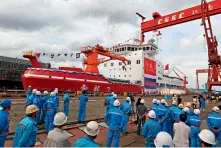  ?? Cnsphoto ?? 10 de septiembre de 2018. El Xuelong-2, primer buque de investigac­ión polar y rompehielo­s de fabricació­n nacional, es botado en Shanghai.