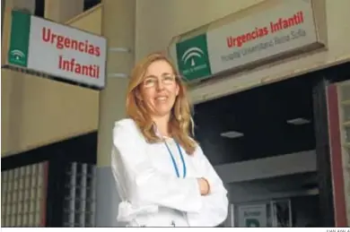  ?? JUAN AYALA ?? La nefróloga pediátrica del Hospital Reina Sofía Montserrat Antón, en la puerta de Urgencias infantiles.
