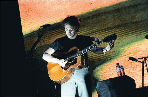  ?? CRISTINA GALLEGO ?? El cantante de Fleet Foxes, Robin Pecknold, en un momento de su actuación en el Vida Festival