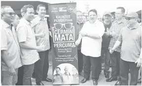  ??  ?? TENGKU ADNAN melancarka­n kaunter pemberian cermin mata secara percuma.