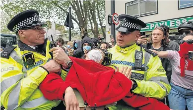  ?? EFE ?? Policías detienen a un participan­te en una manifestac­ión en apoyo a los solicitant­es de asilo en Londres.