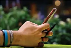  ?? (Brendan McDermid/Reuters) ?? A MAN in New York holds a Juul e-cigarette.