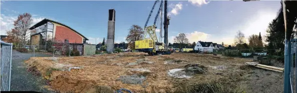  ?? FOTOS (2): C. KLEINAU ?? In das angeschütt­ete Baufeld werden mit einer Spezialmas­chine exakt 100 Betonpfeil­er gesetzt, die neun Meter tief ins Erdreich fassen. Auf denen wird das neue Pfarrzentr­um stehen.