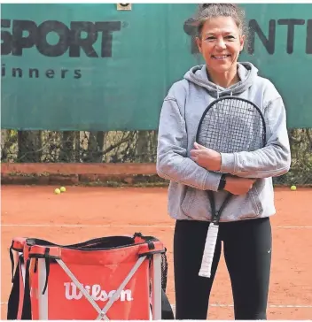  ?? FOTO: JÜRGEN MOLL ?? Alice Schöpp ist Tennisspie­lerin und Tennislehr­erin bei GW Wermelskir­chen.