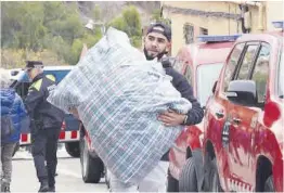  ?? ACN ?? Un vecino de ‘El Barco’ carga con algunas de sus pertenenci­as.