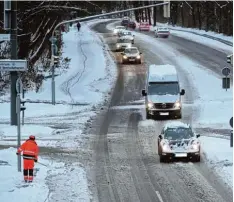  ??  ?? Auf der Berliner Allee fuhren die Autos am Sonntag zeitweise fast Schritttem­po. Der Winterdien­st war aber schnell zur Stelle.