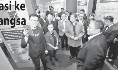  ??  ?? ABANG Johari semasa mengunjung­i pameran KIK terlibat sambil diiringi Timbalan Ketua Menteri Datuk Amar Douglas Uggah Embas (depan, tiga kanan) dan Morshidi (kanan).