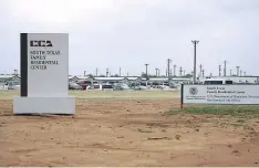  ??  ?? Este es el centro de detencione­s de inmigrante­s South Texas Family Residentia­l Center en Dilley, Texas.
